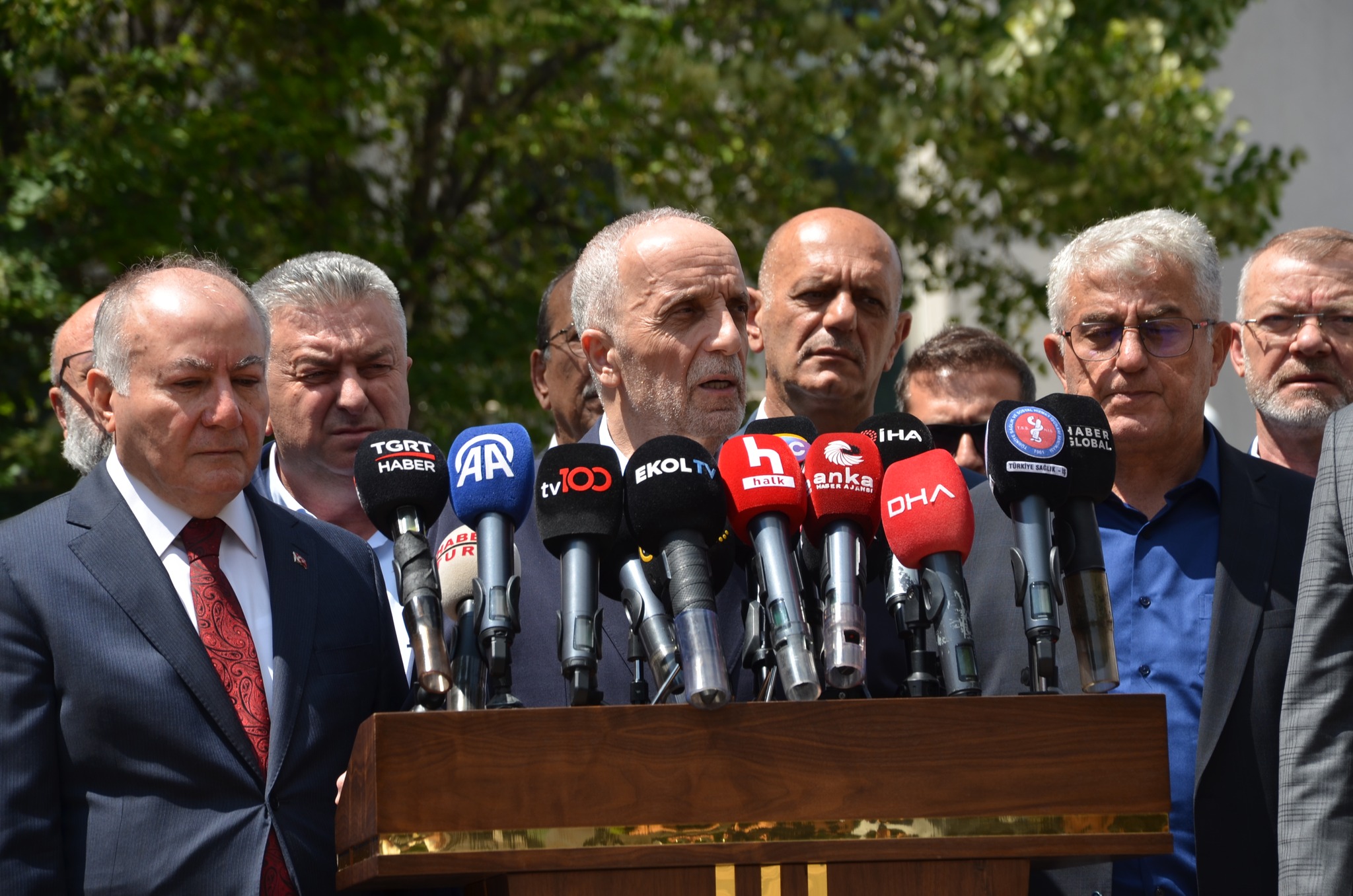 TÜRK-İŞ KAMU KOORDİNASYON KURULU ÜYELERİ TÜRK-İŞ GENEL BAŞKANI ERGÜN ATALAY BAŞKANLIĞINDA ÇALIŞMA VE SOSYAL GÜVENLİK BAKANI PROF. DR. VEDAT IŞIKHAN İL