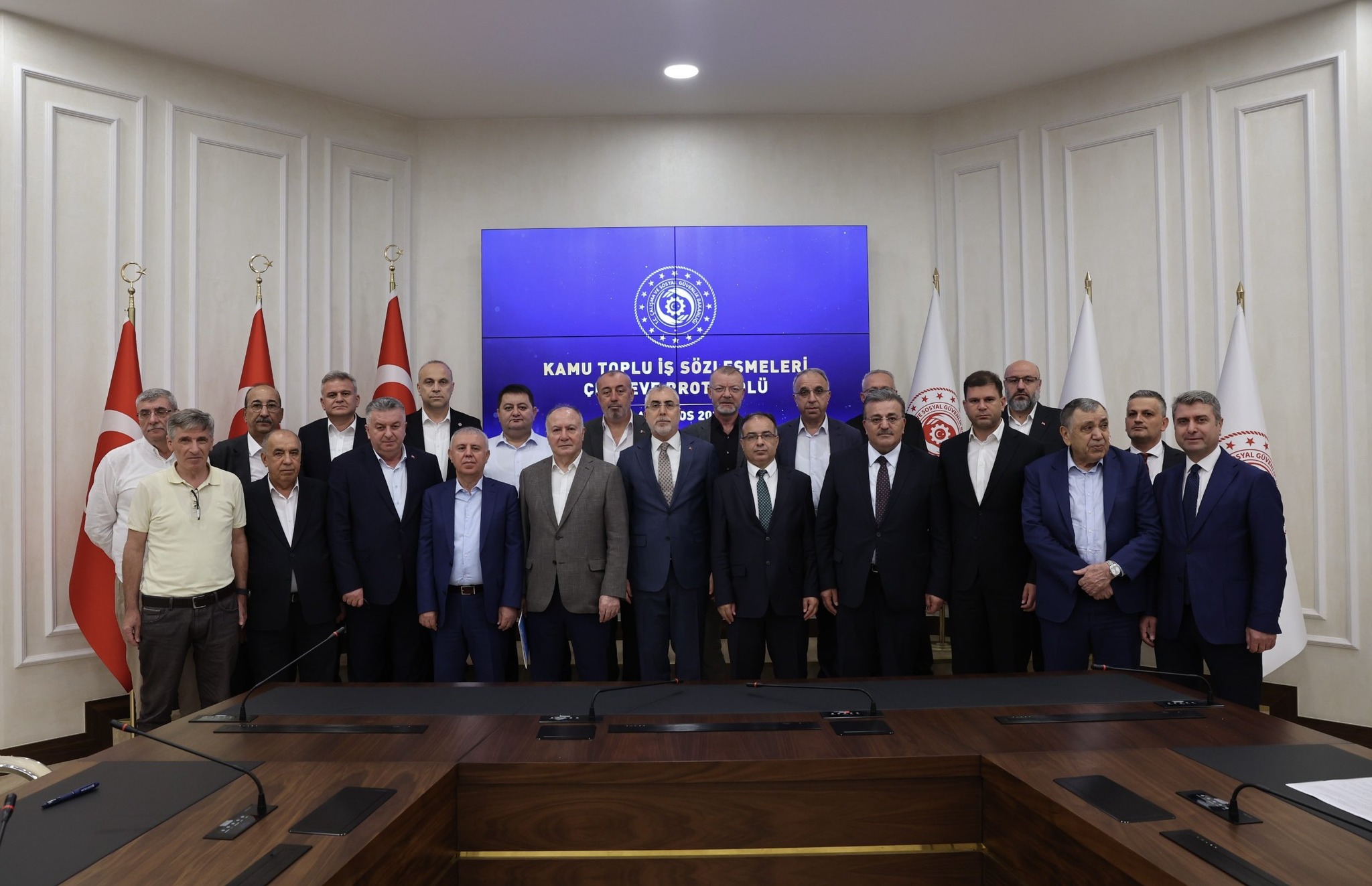 KAMU KESİMİ TOPLU İŞ SÖZLEŞMELERİ ÇERÇEVE ANLAŞMA PROTOKOLÜ İMZALANDI
