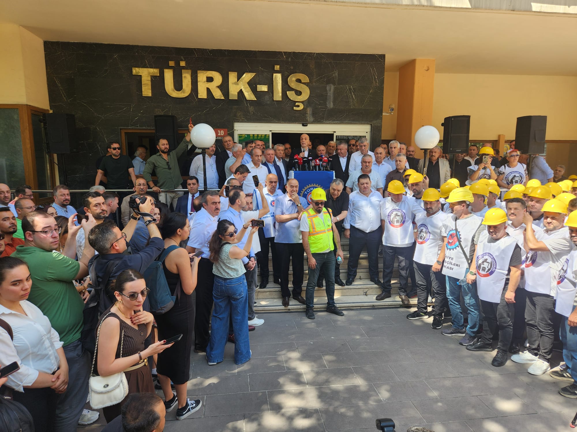 TÜRK-İŞ Genel Başkanı Ergün ATALAY Kamu Toplu İş Sözleşmeleri Çerçeve Anlaşma Protokolünde Gelinen Son Duruma İlişkin Basına Açıklama Yaptı