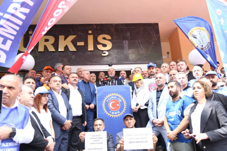 TÜRK-İŞ GENEL MERKEZİ ÖNÜNDE BASIN AÇIKLAMASI YAPILDI