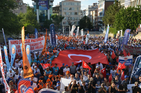 KAMU İŞÇİSİ AK PARTİ İL BİNALARININ ÖNÜNDE !